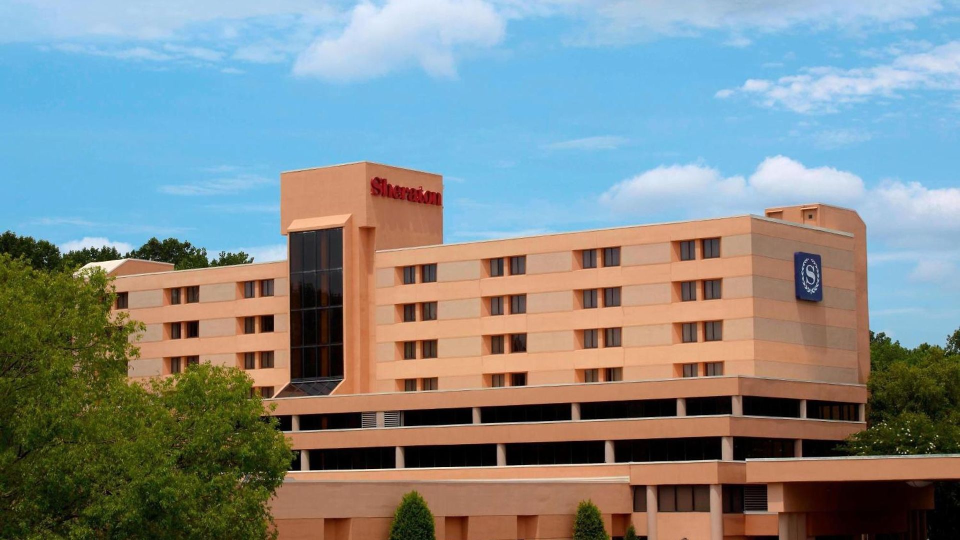 Sheraton Airport Hotel 4*