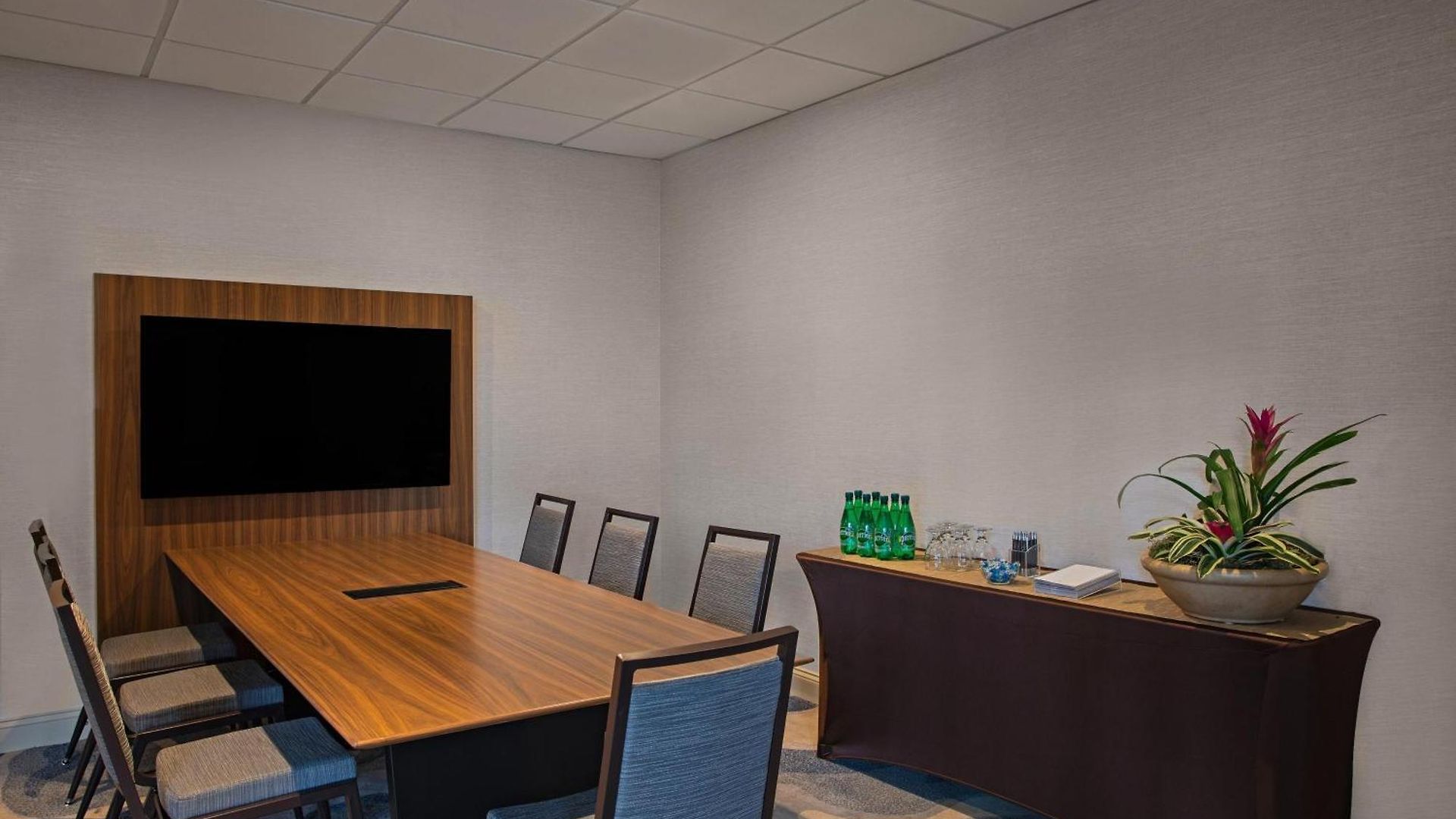 Sheraton Airport Hotel 4*