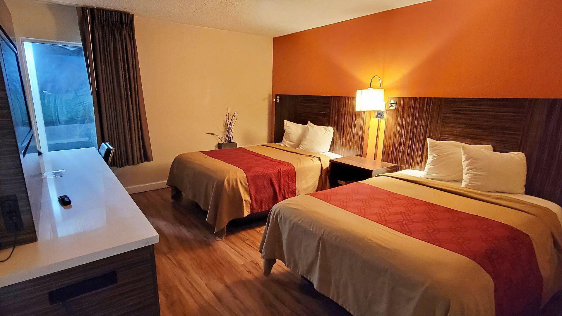 Motel & 4 Less Charlotte