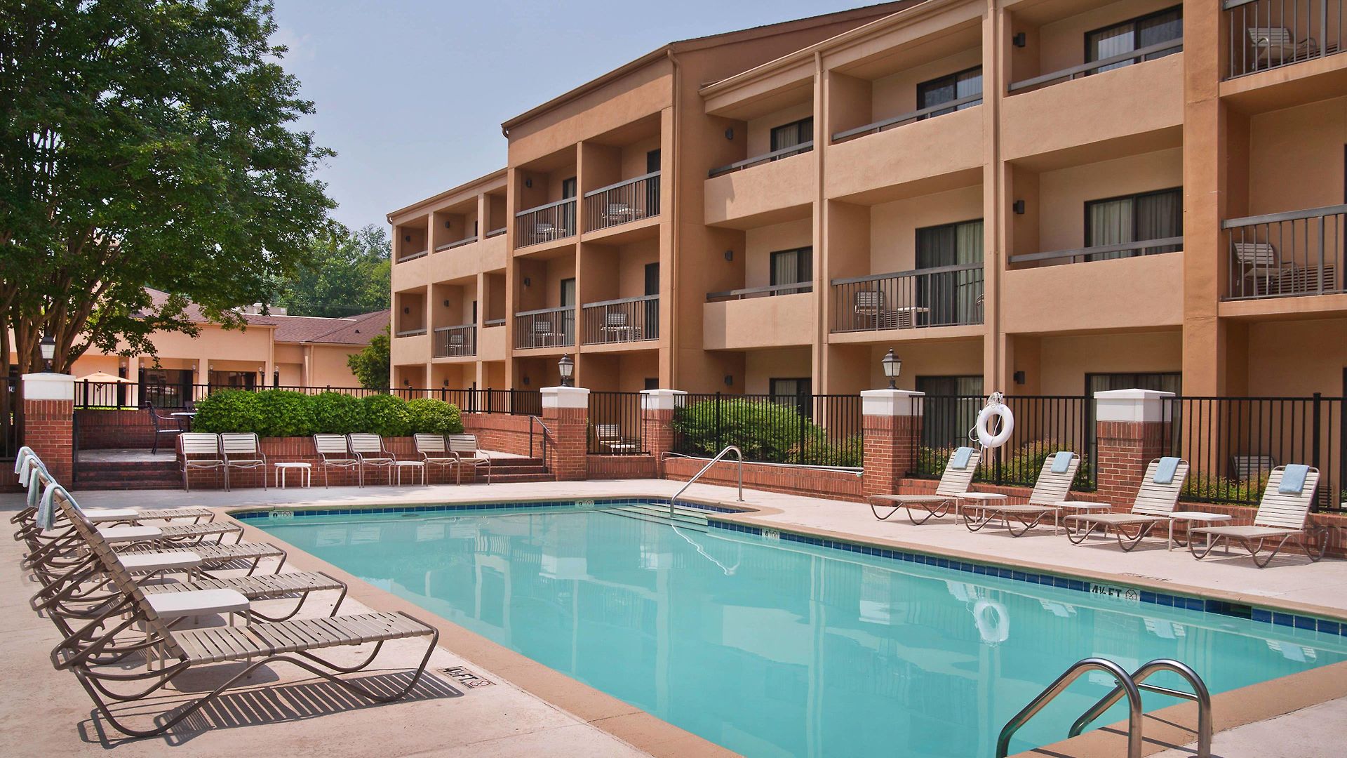 Courtyard Southpark Hotel 3*