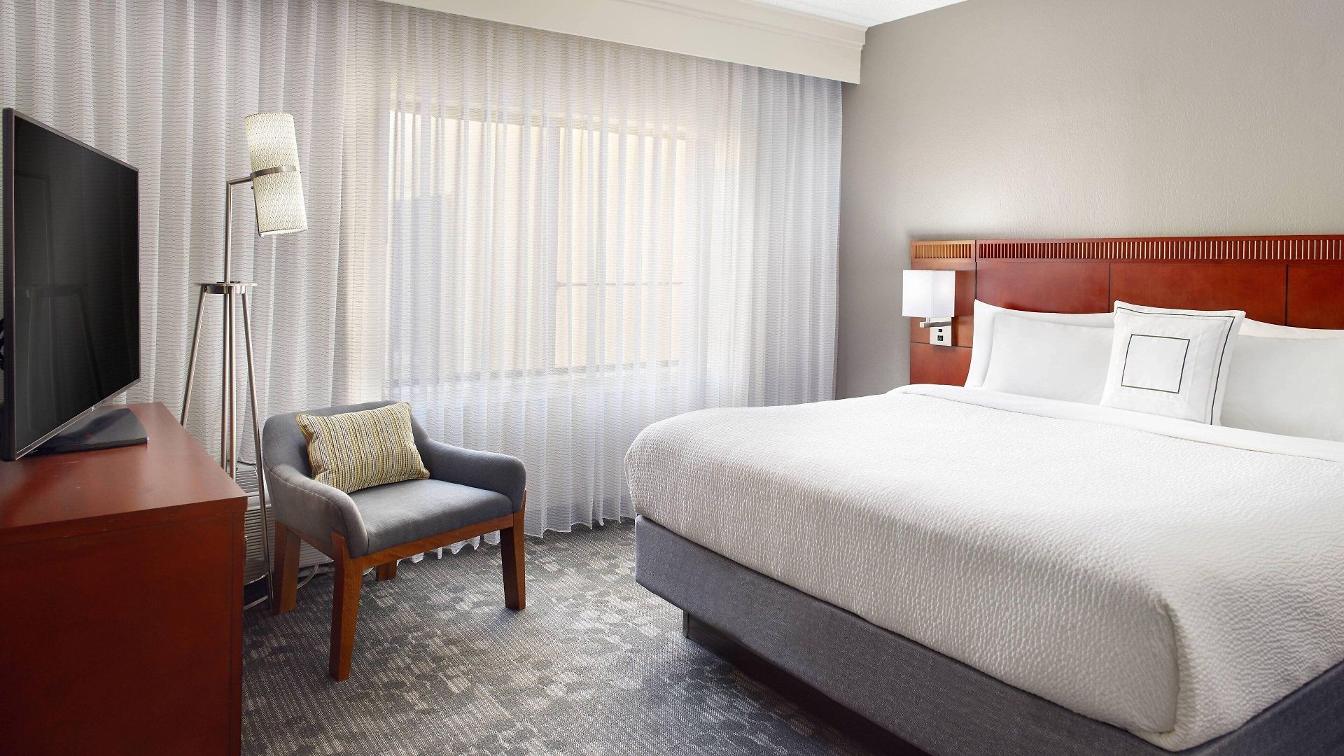 Courtyard Southpark 3*