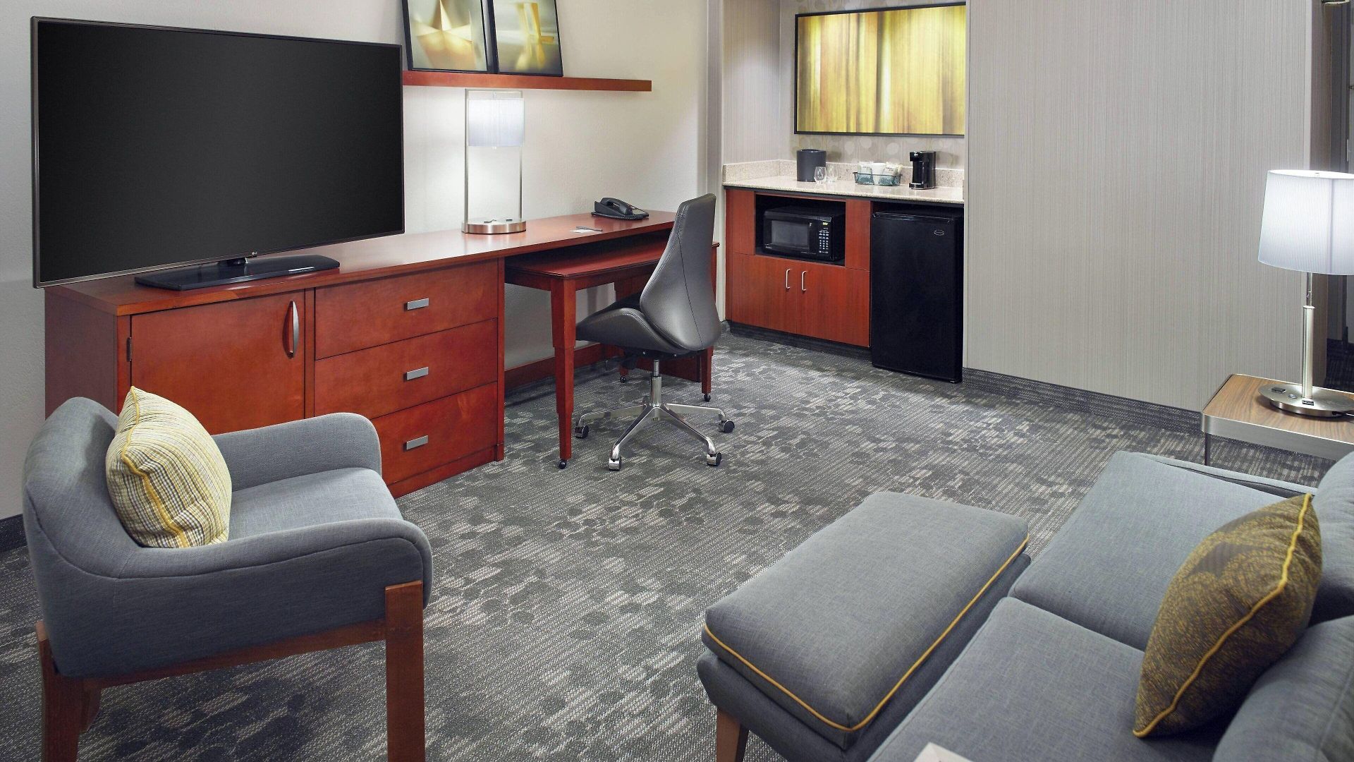 Courtyard Southpark Hotel 3*