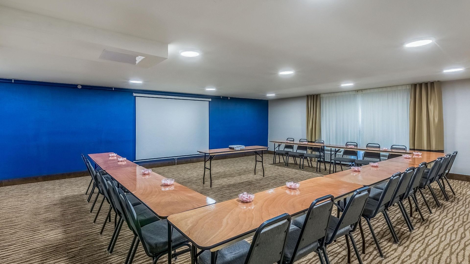 Comfort Airport Uptown Inn 3*