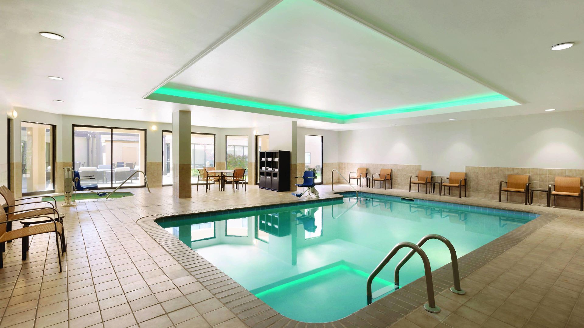 Courtyard Airport North 3*