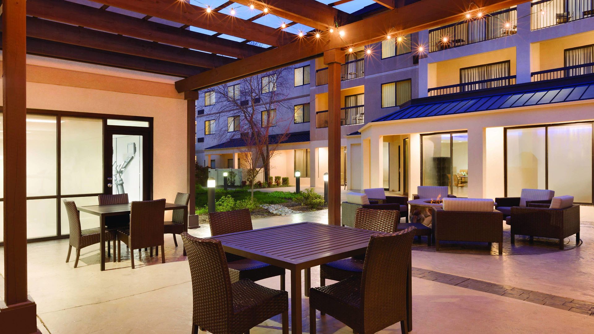 Courtyard Airport North Hotel 3*