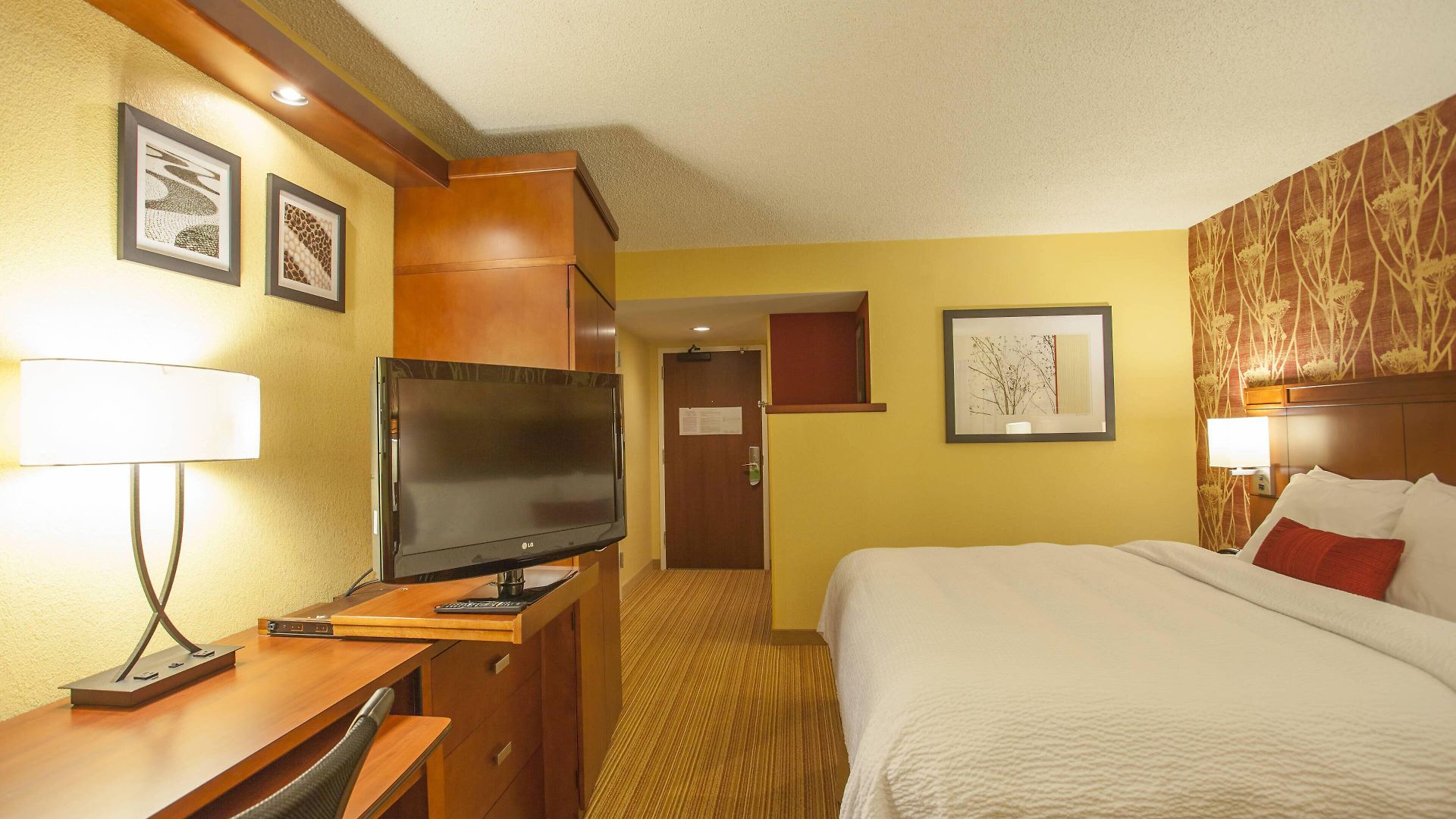 Hotel Courtyard By Marriott Airport Loso 3*