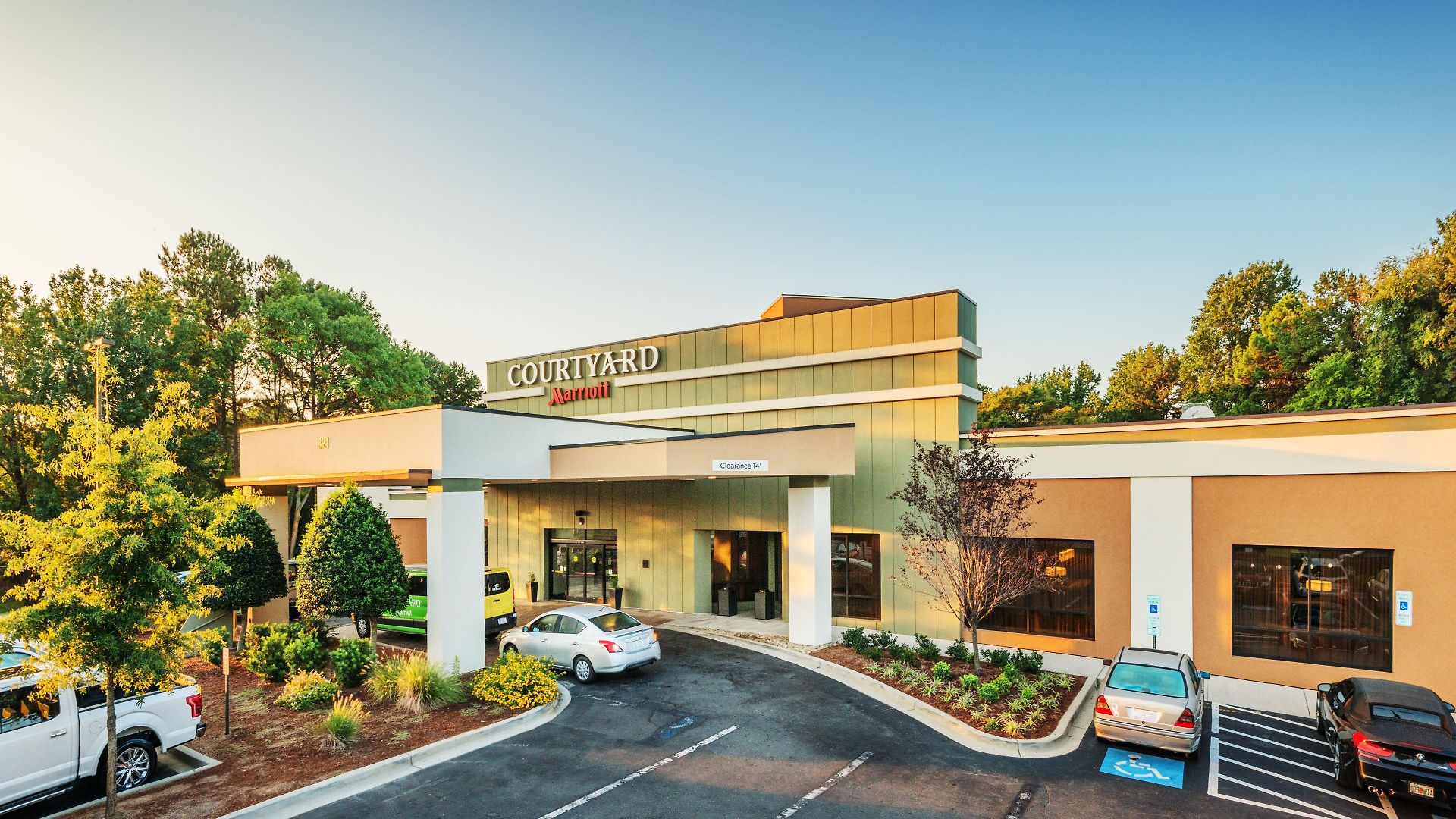 Hotel Courtyard By Marriott Airport Loso 3*