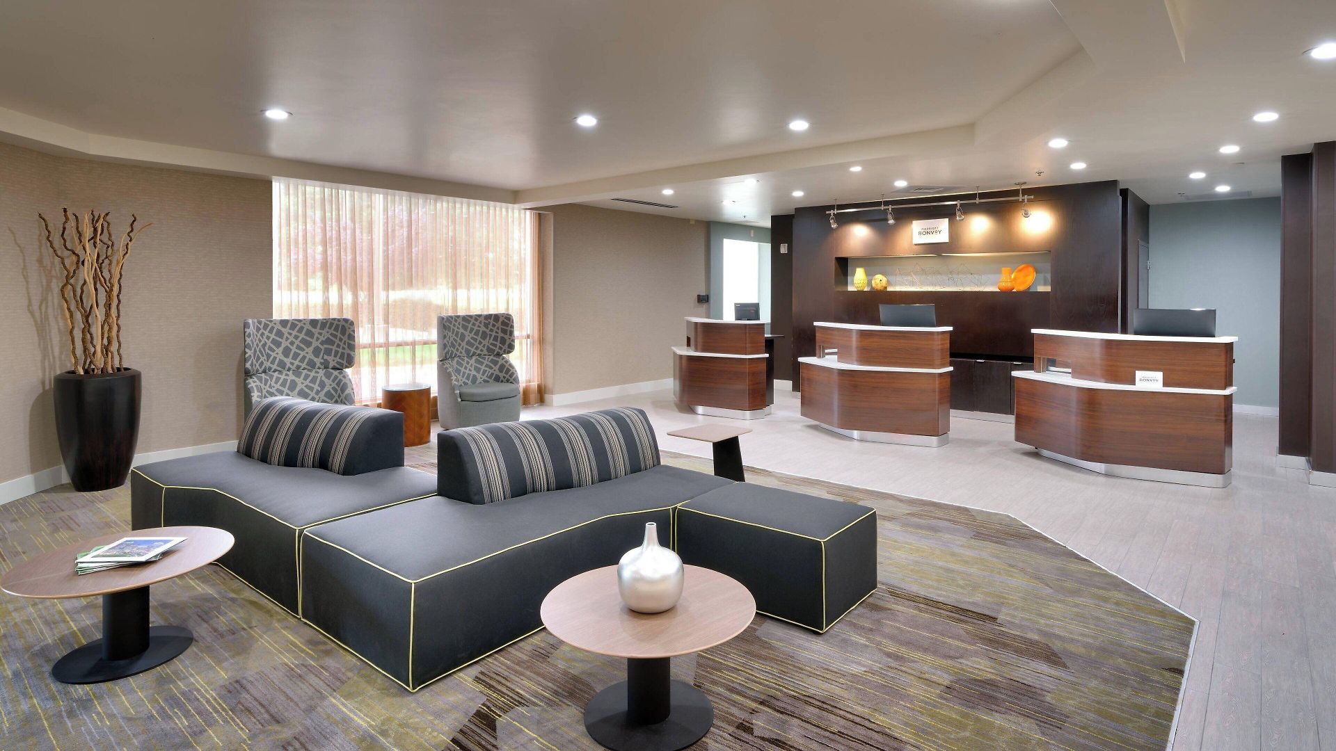 Hotel Courtyard By Marriott Airport Loso