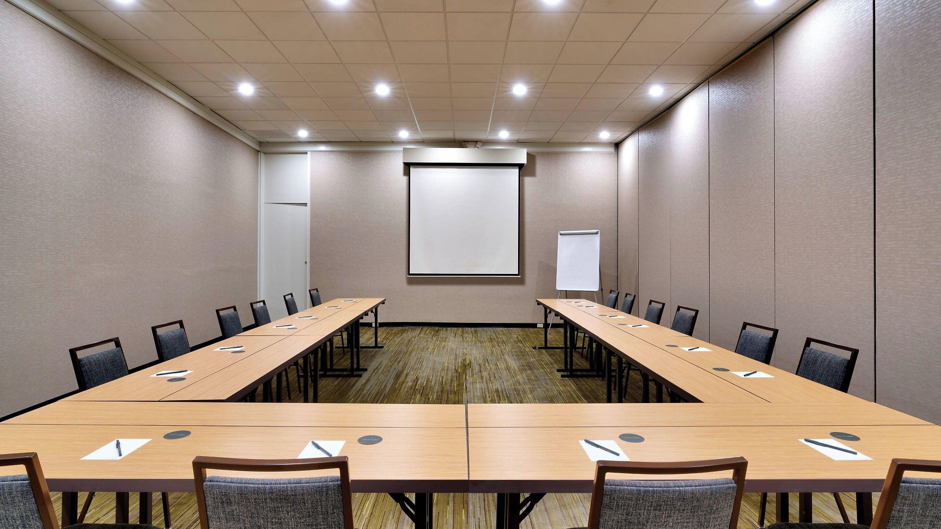 Courtyard By Marriott Airport Loso Hotel