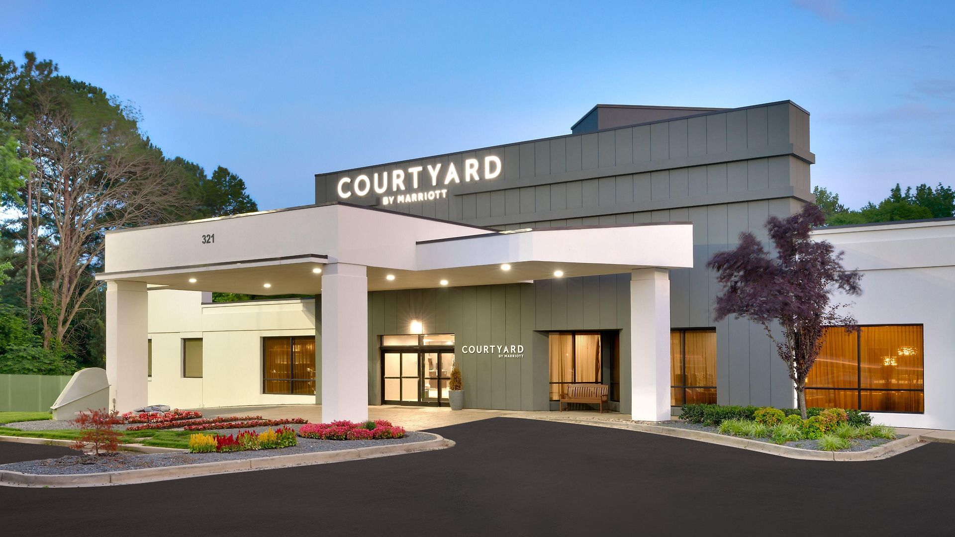 Courtyard By Marriott Airport Loso Hotel