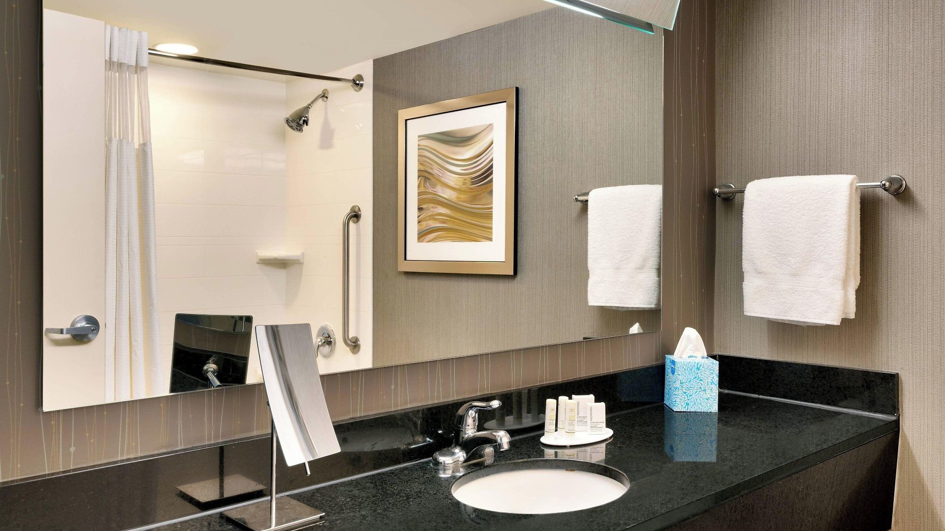 Hotel Courtyard By Marriott Airport Loso 3*