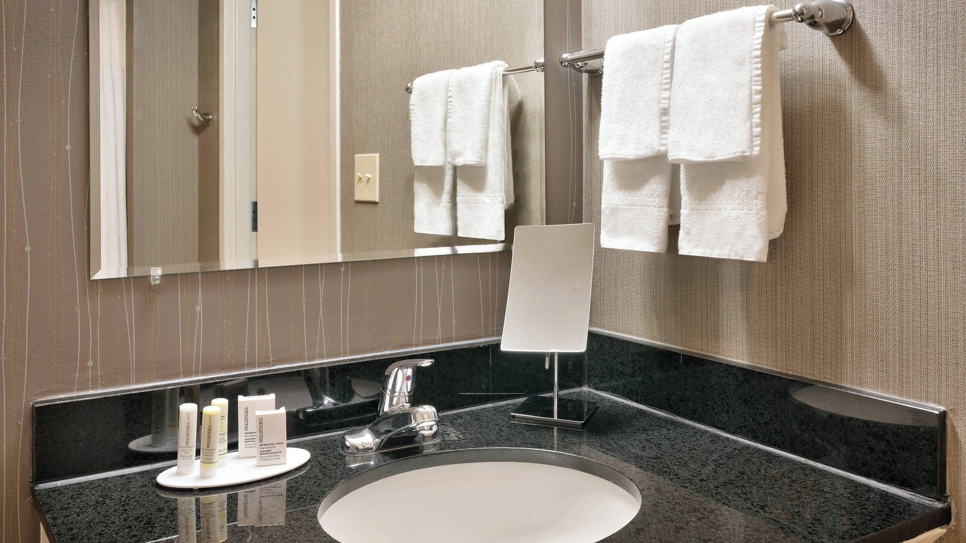 Courtyard By Marriott Airport Loso