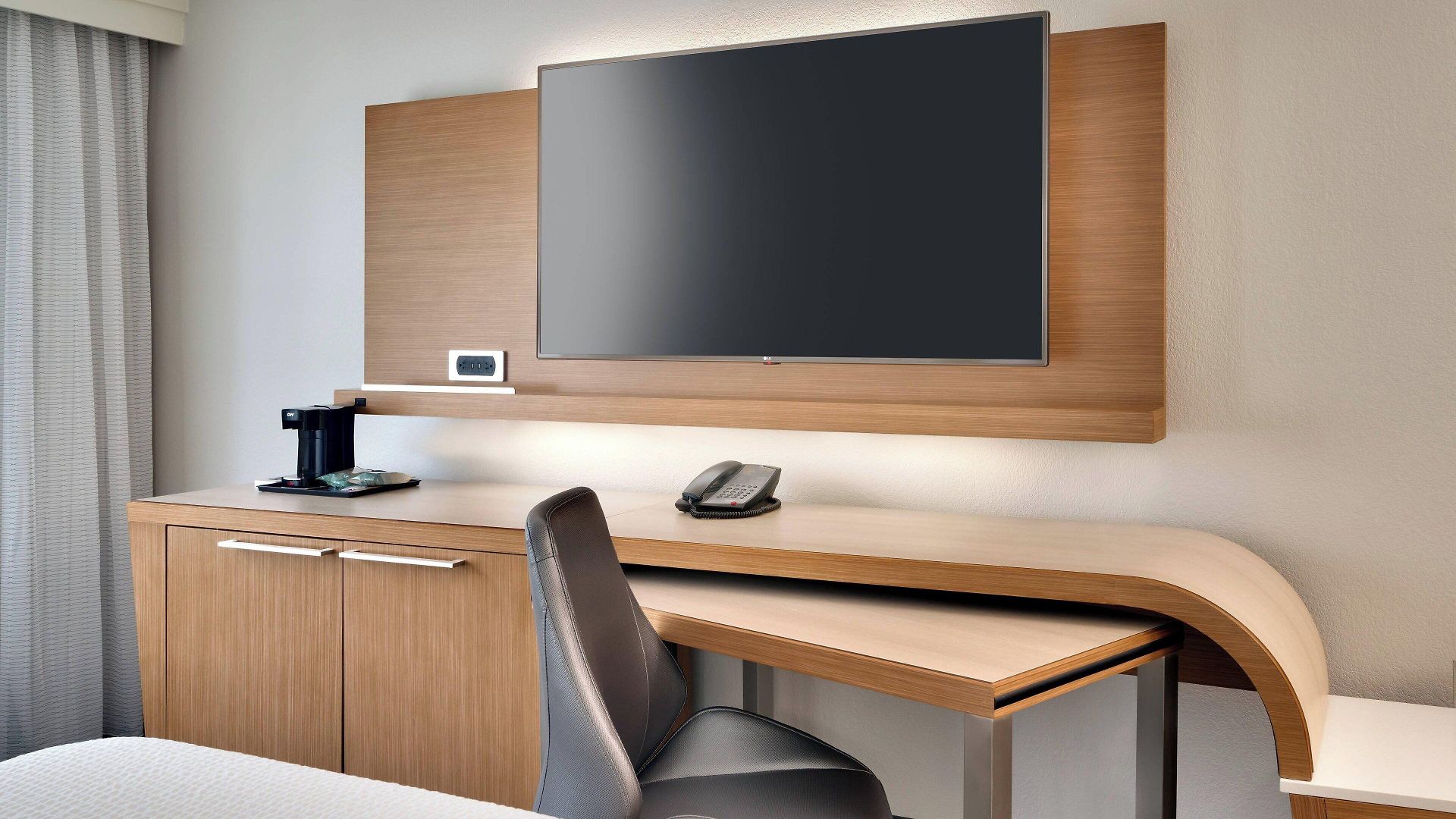 Courtyard By Marriott Airport Loso