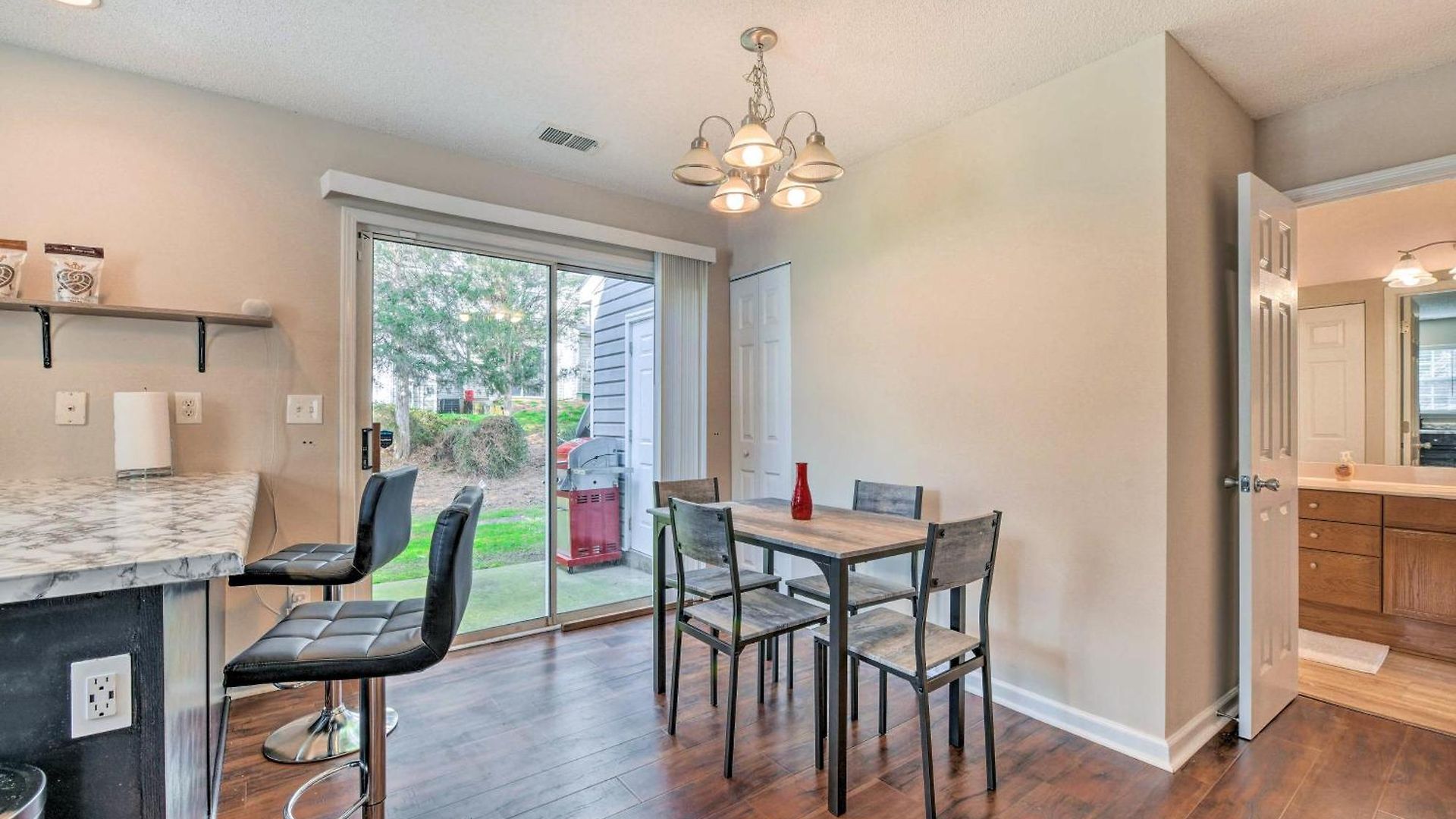Chic Townhome W/ Community Pool *