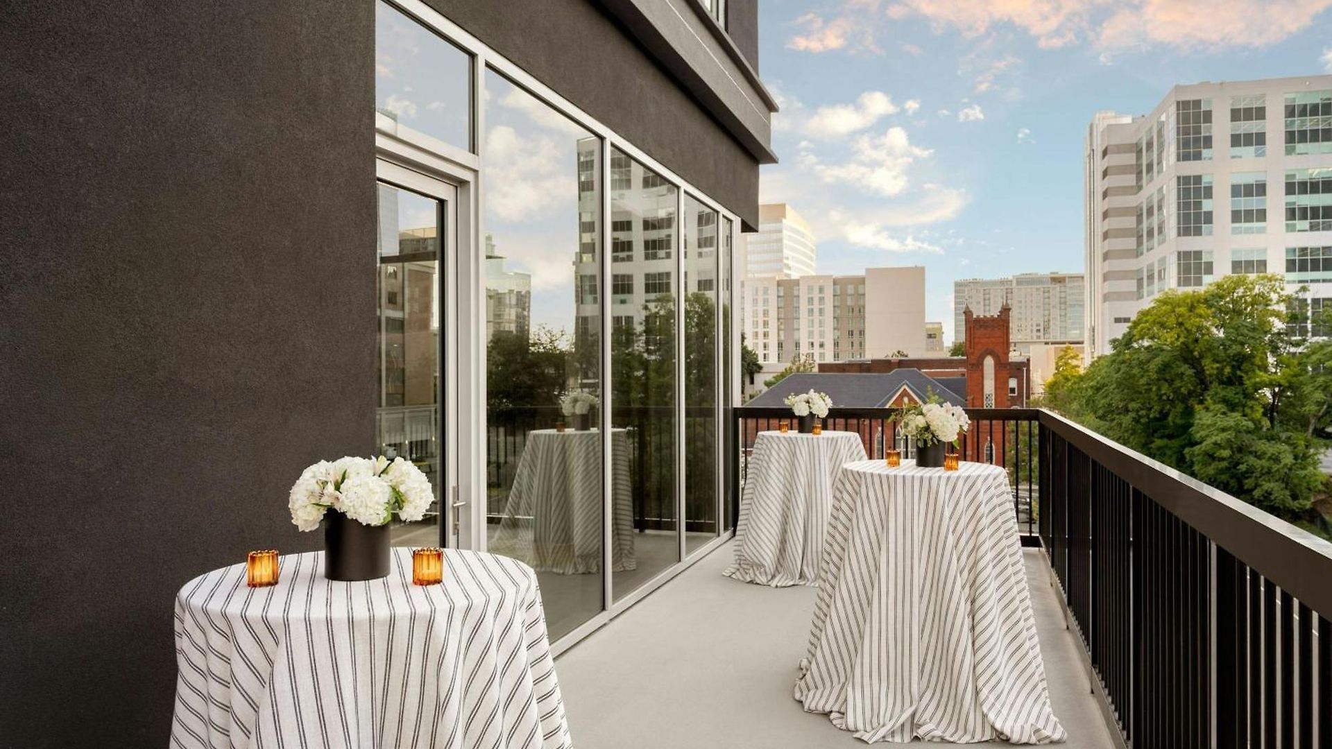 Moxy Downtown 3*