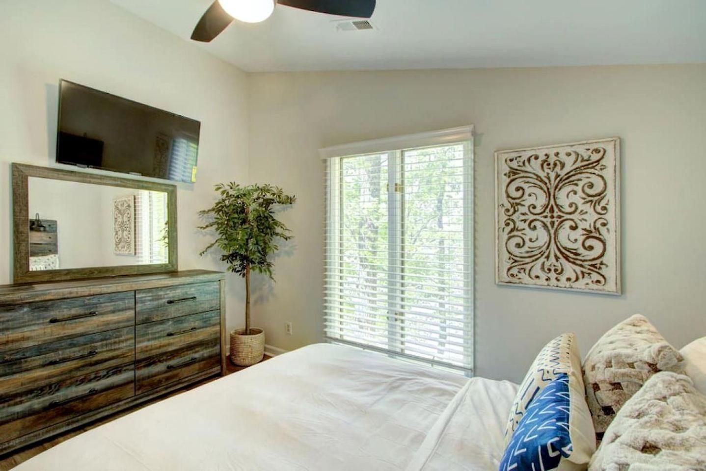 Embrace Nature In Lakefront With Fire Pit In Charlotte, North Carolina Holiday home *
