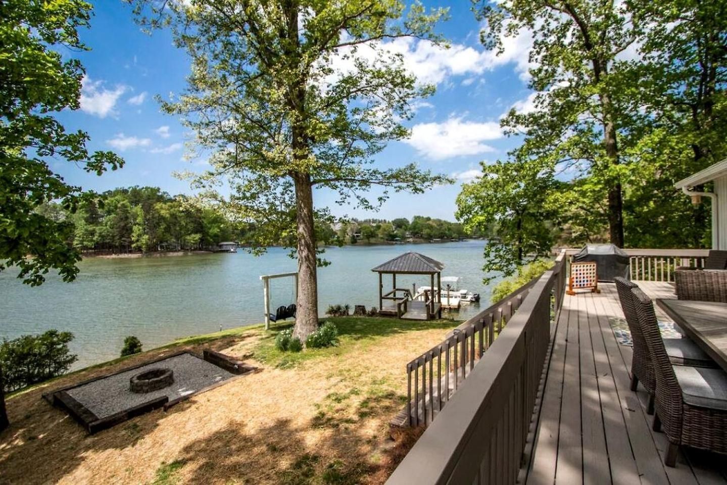 Embrace Nature In Lakefront With Fire Pit In Charlotte, North Carolina Holiday home *