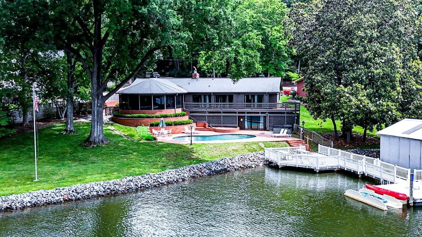 Cozy With Swimming Pool In Charlotte, North Carolina