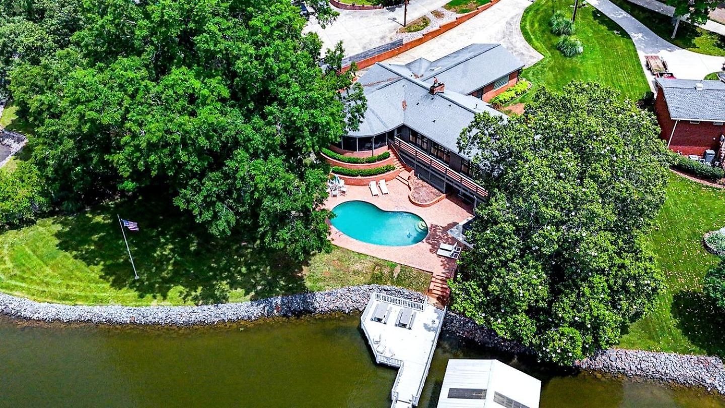 Cozy With Swimming Pool In Charlotte, North Carolina