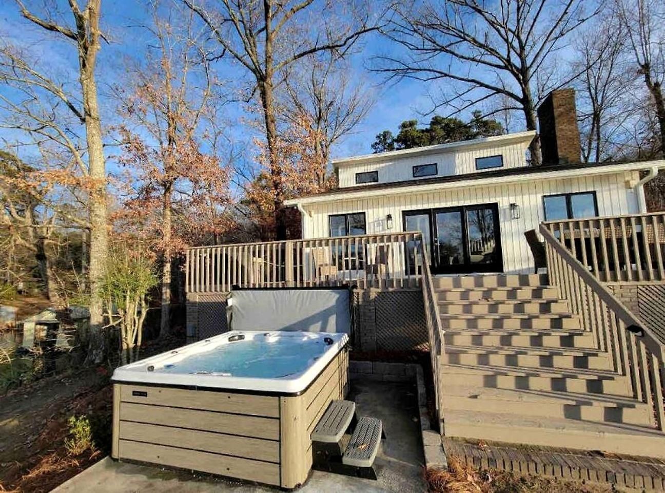 Embrace Nature In Lakefront With Fire Pit In Charlotte, North Carolina Holiday home