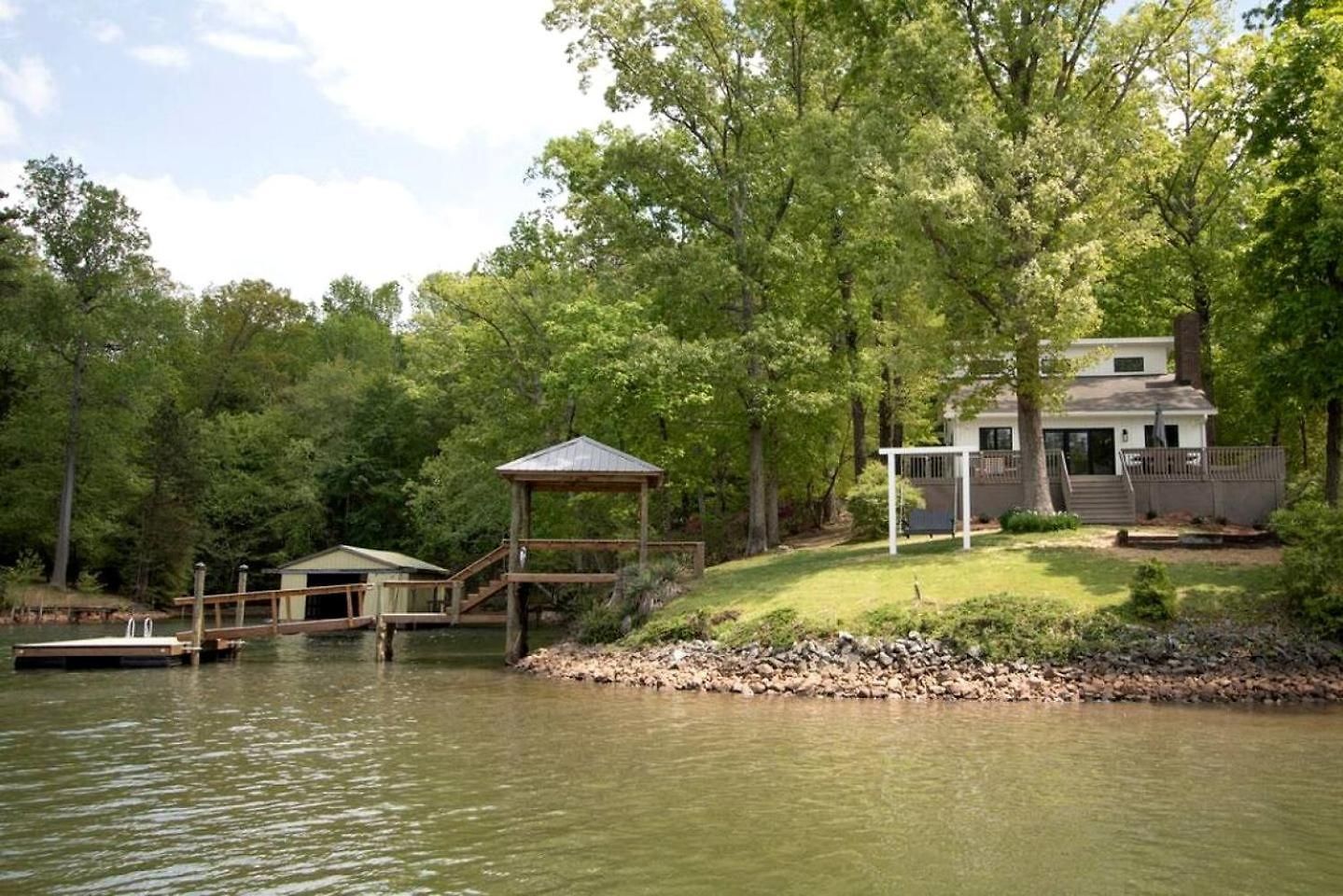 Embrace Nature In Lakefront With Fire Pit In Charlotte, North Carolina Holiday home