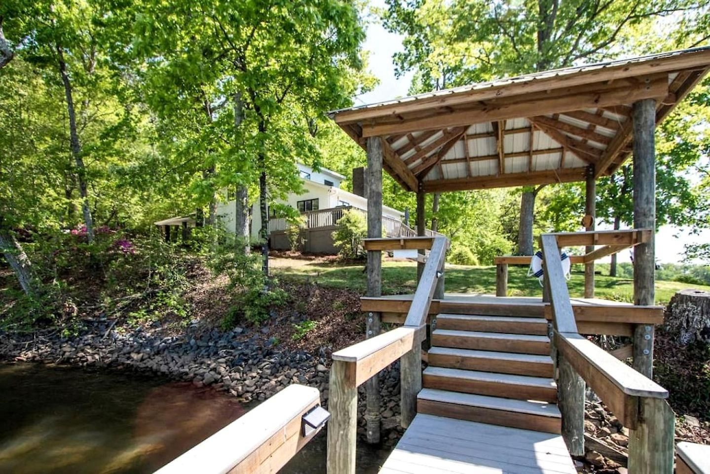 Embrace Nature In Lakefront With Fire Pit In Charlotte, North Carolina *