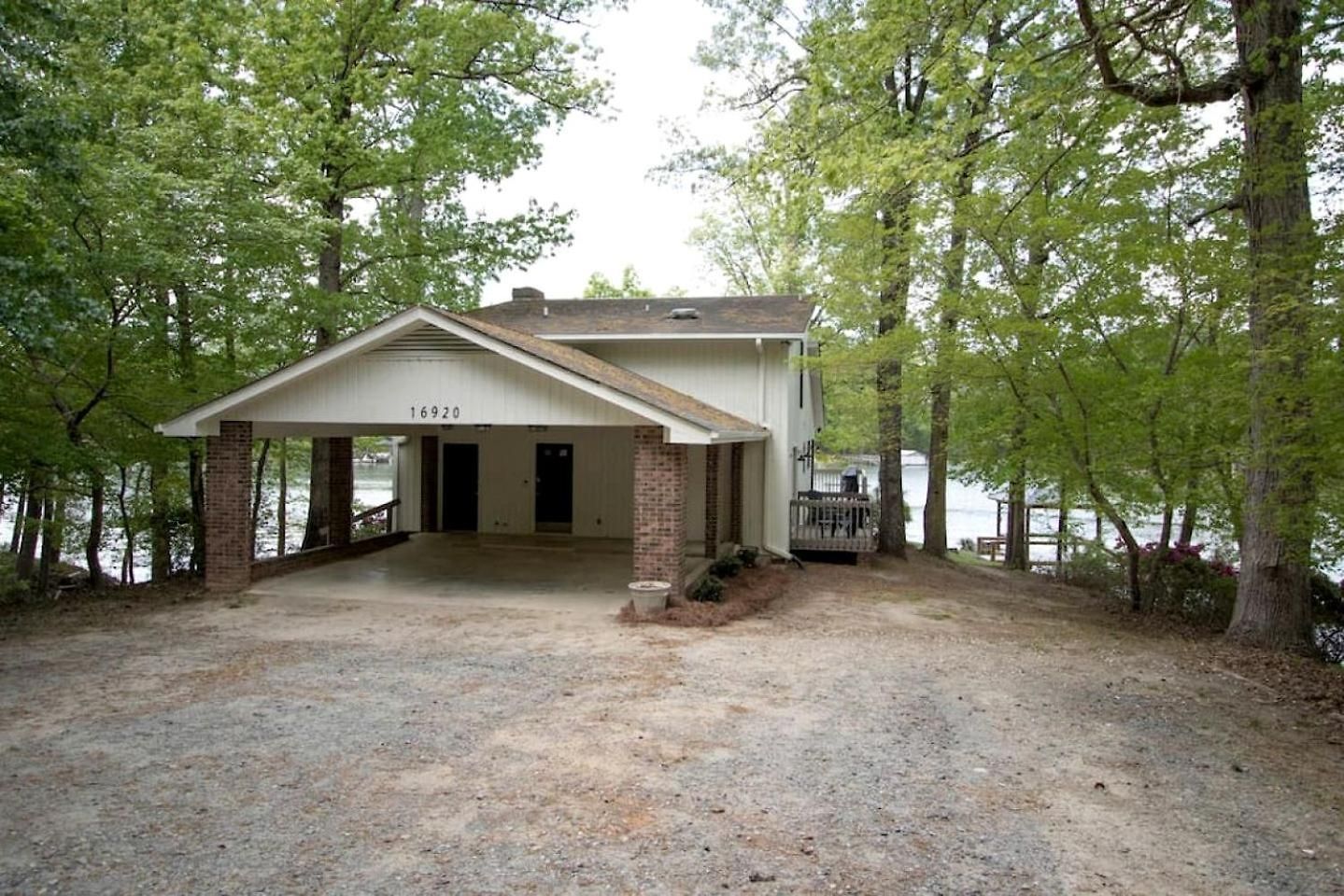 Holiday home Embrace Nature In Lakefront With Fire Pit In Charlotte, North Carolina *
