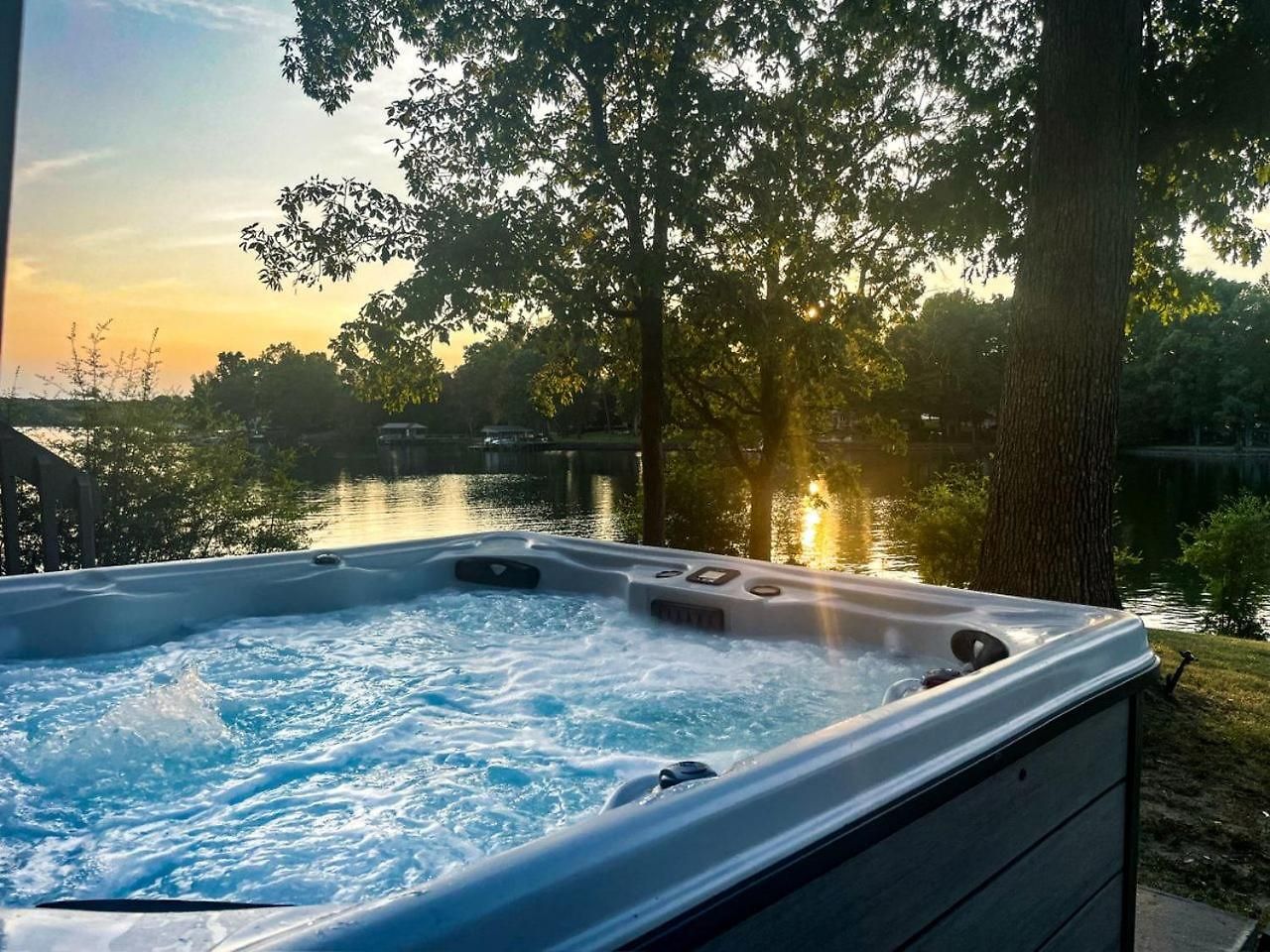 Embrace Nature In Lakefront With Fire Pit In Charlotte, North Carolina Holiday home