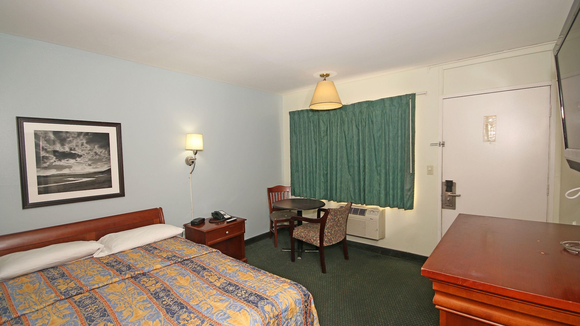 Royal And Airport Motel