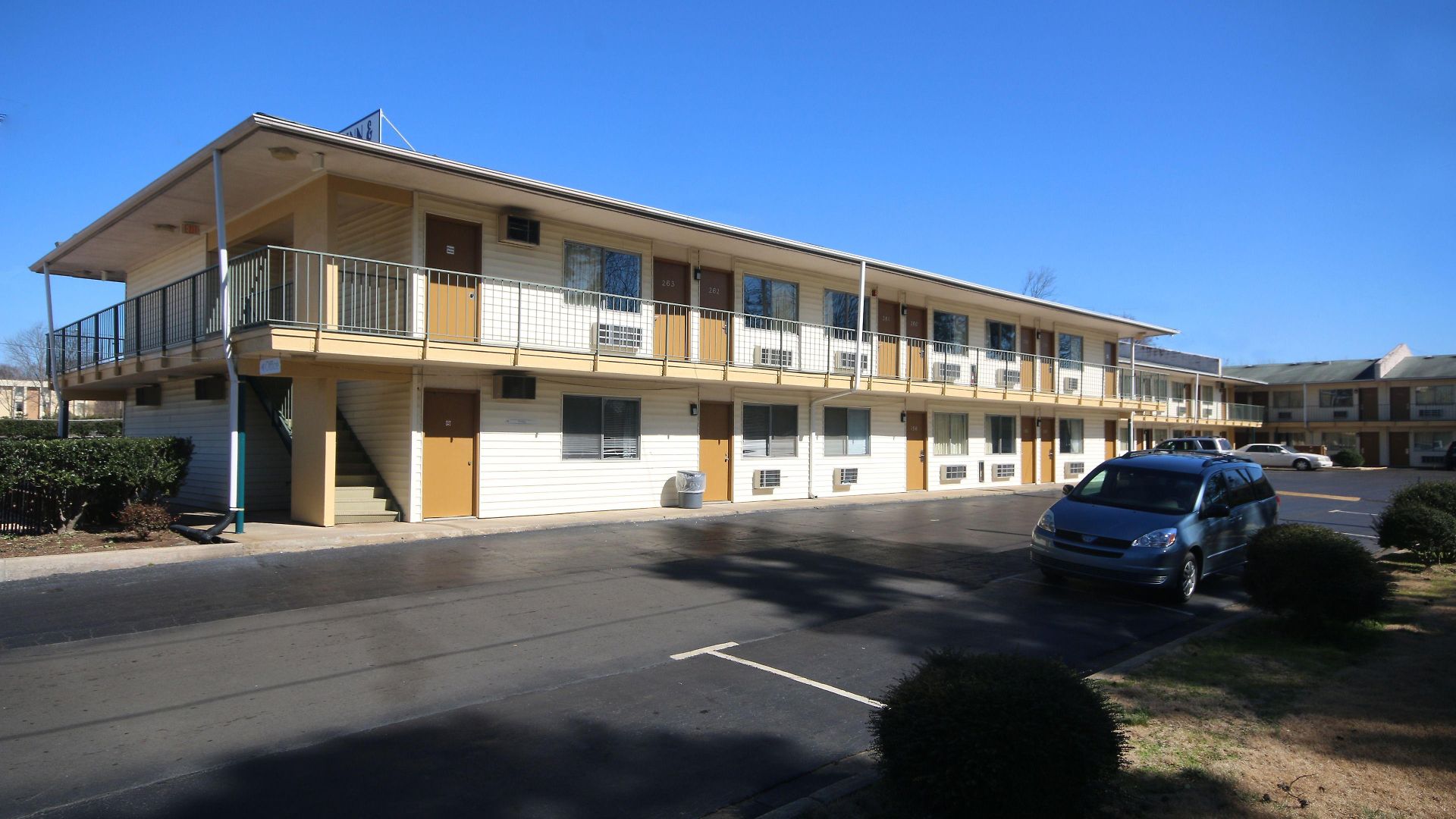 Royal And Airport Motel
