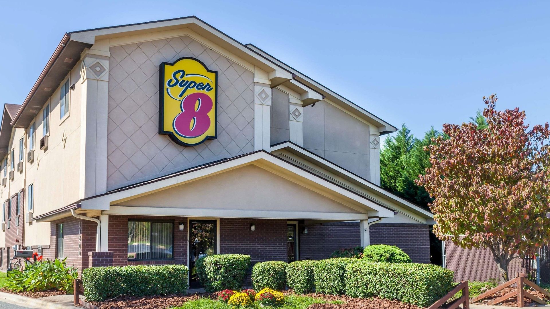 Super 8 By Wyndham Charlotte/amusement Park Area