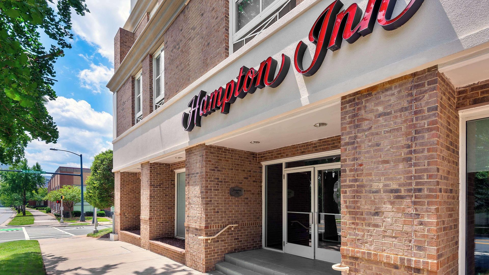 Hampton Uptown 3*