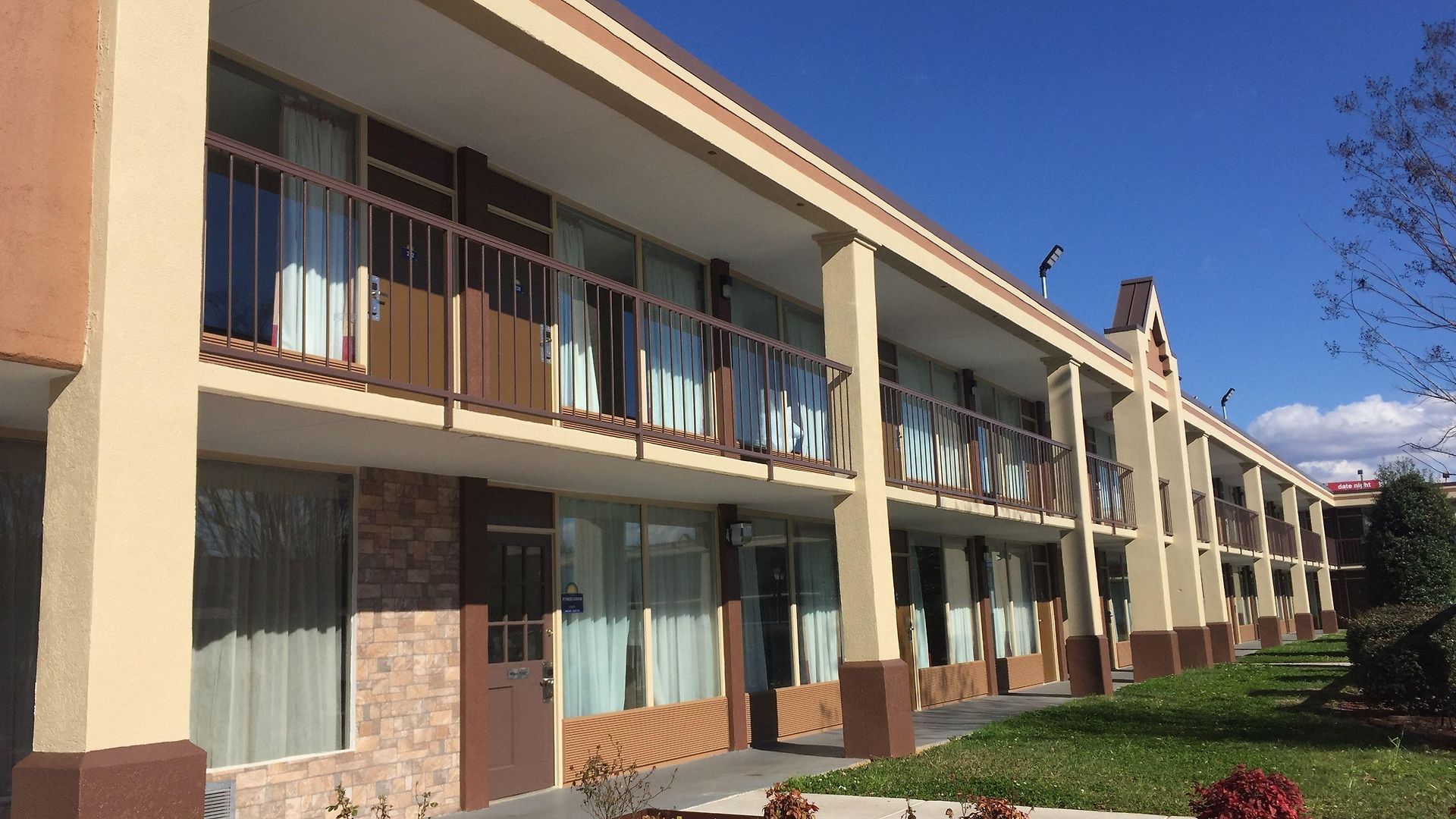Red Roof - Airport Motel 2*