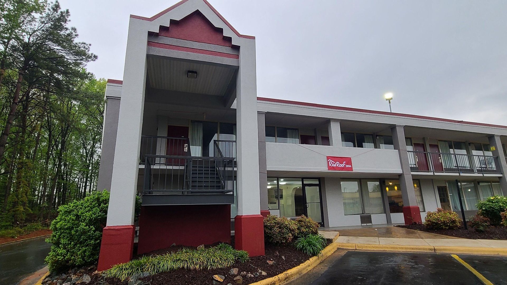 Red Roof - Airport Motel