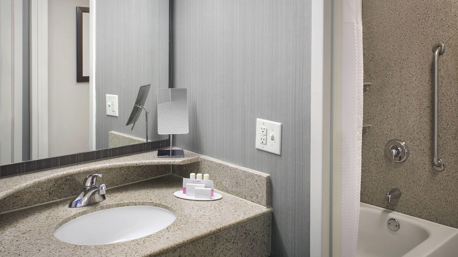 Courtyard Center Hotel 3*
