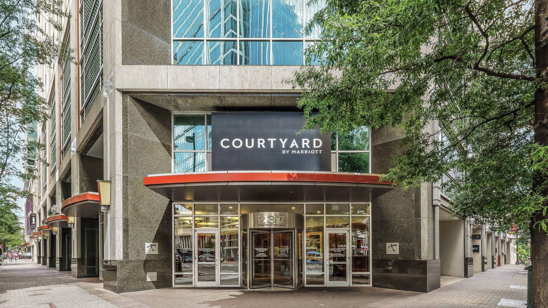 Hotel Courtyard Center 3*