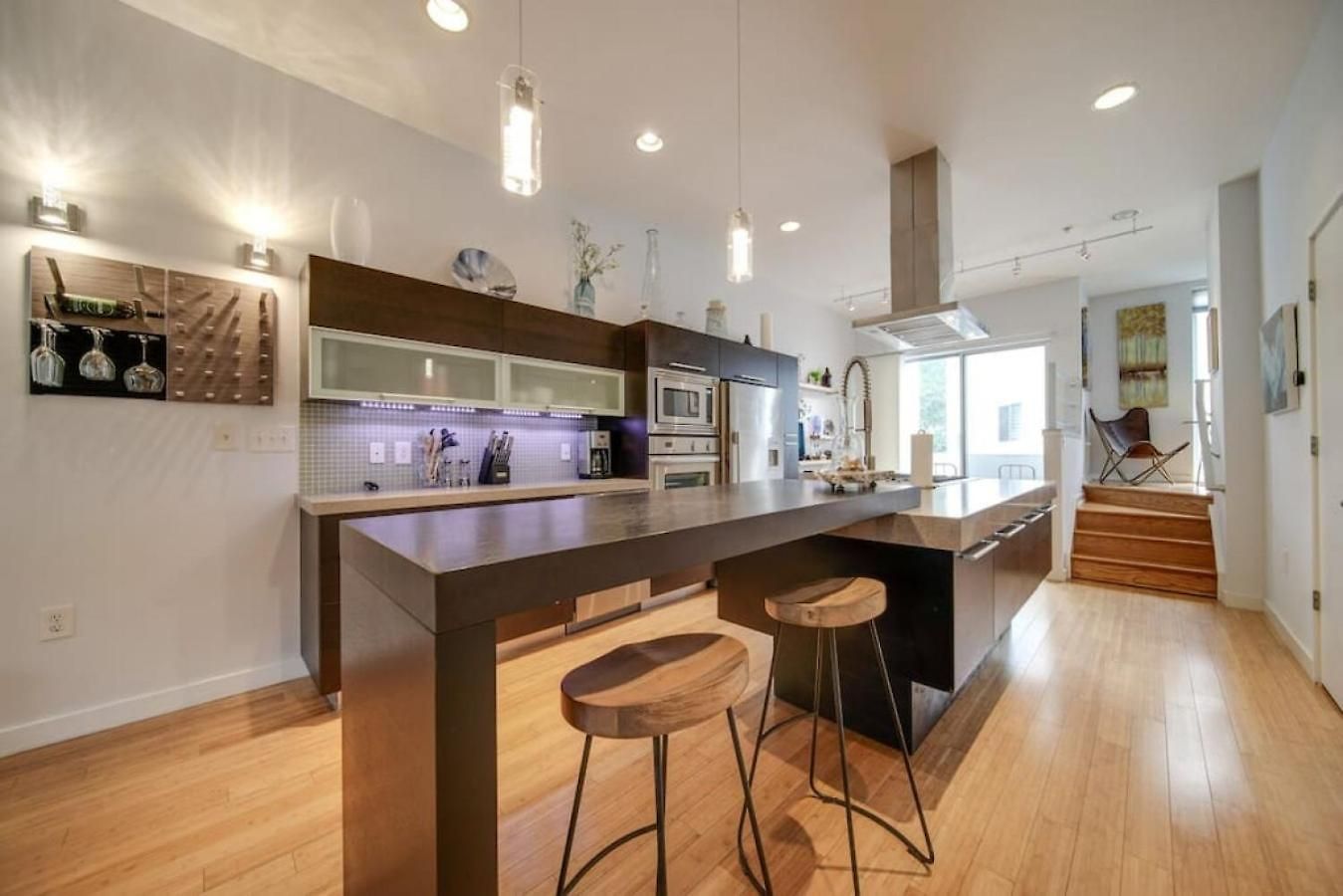 Sophisticated 3-story In Wesley Heights Holiday home *