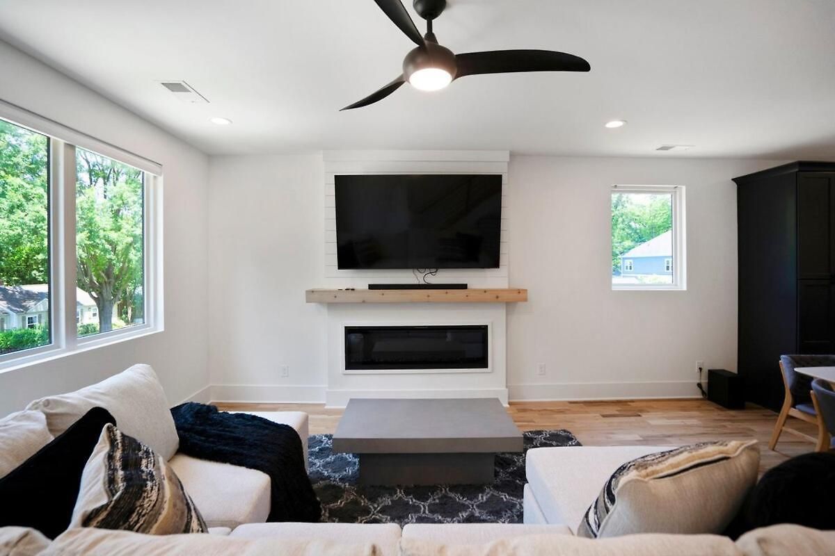 Luxury Build - King Beds - Minutes To Uptown Holiday home *