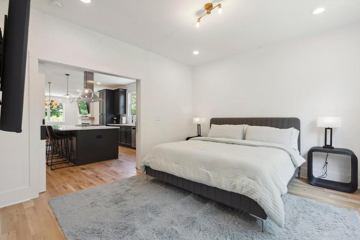 Luxury Build - King Beds - Minutes To Uptown Holiday home *