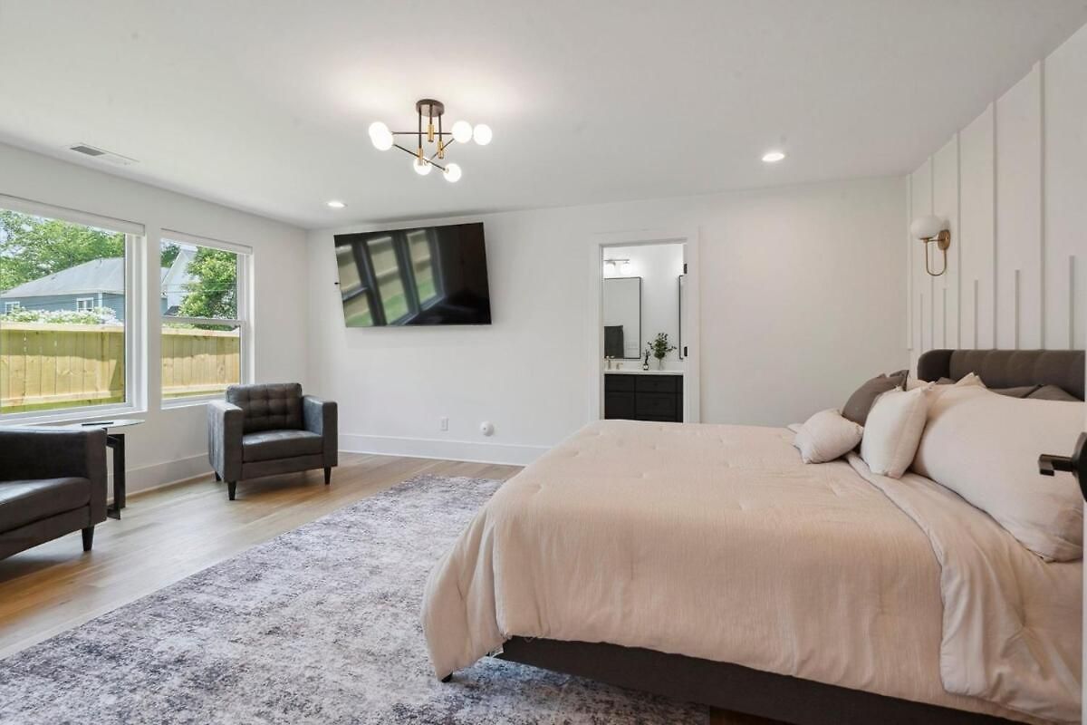 Holiday home Luxury Build - King Beds - Minutes To Uptown *