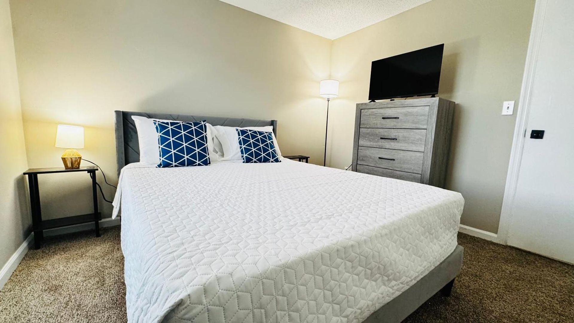 Cozy Escape, Private In With Shared Common Spaces Charlotte