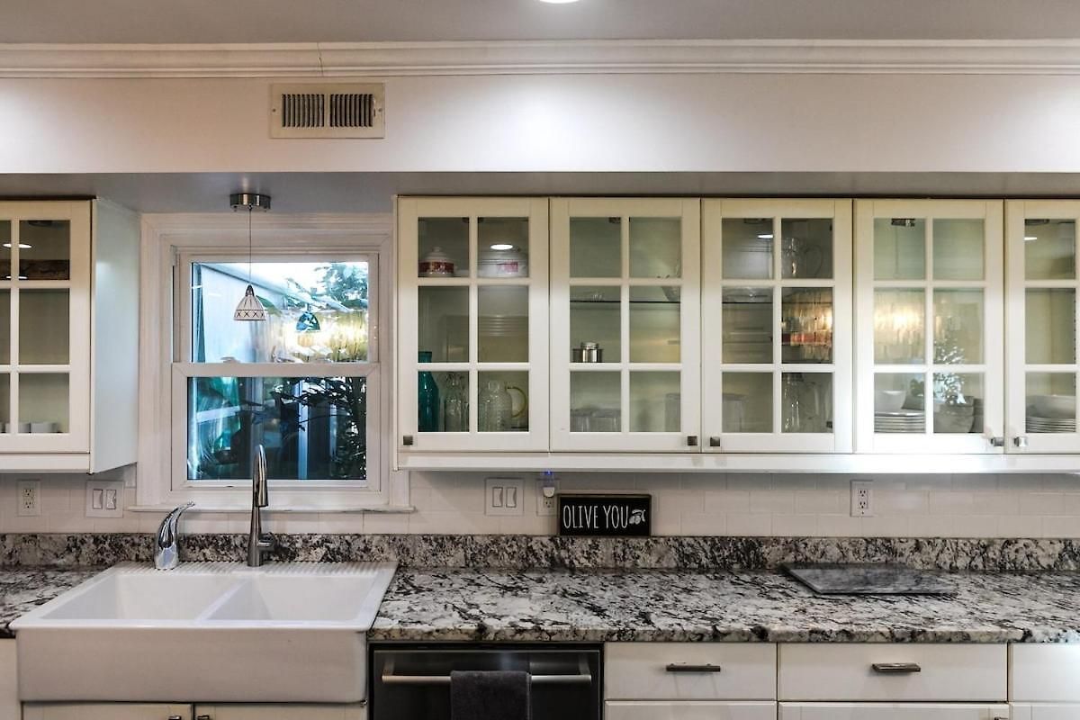 Cozy With Pool Chefs Kitchen In Prime Area