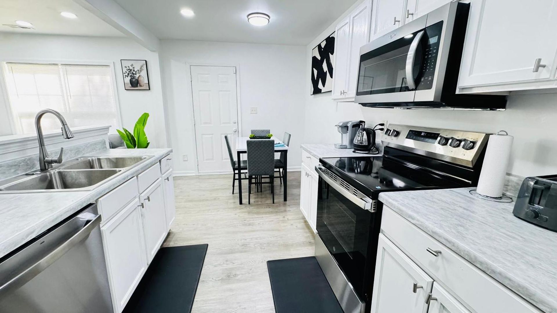 Cozy Escape, Private In With Shared Common Spaces Homestay Charlotte