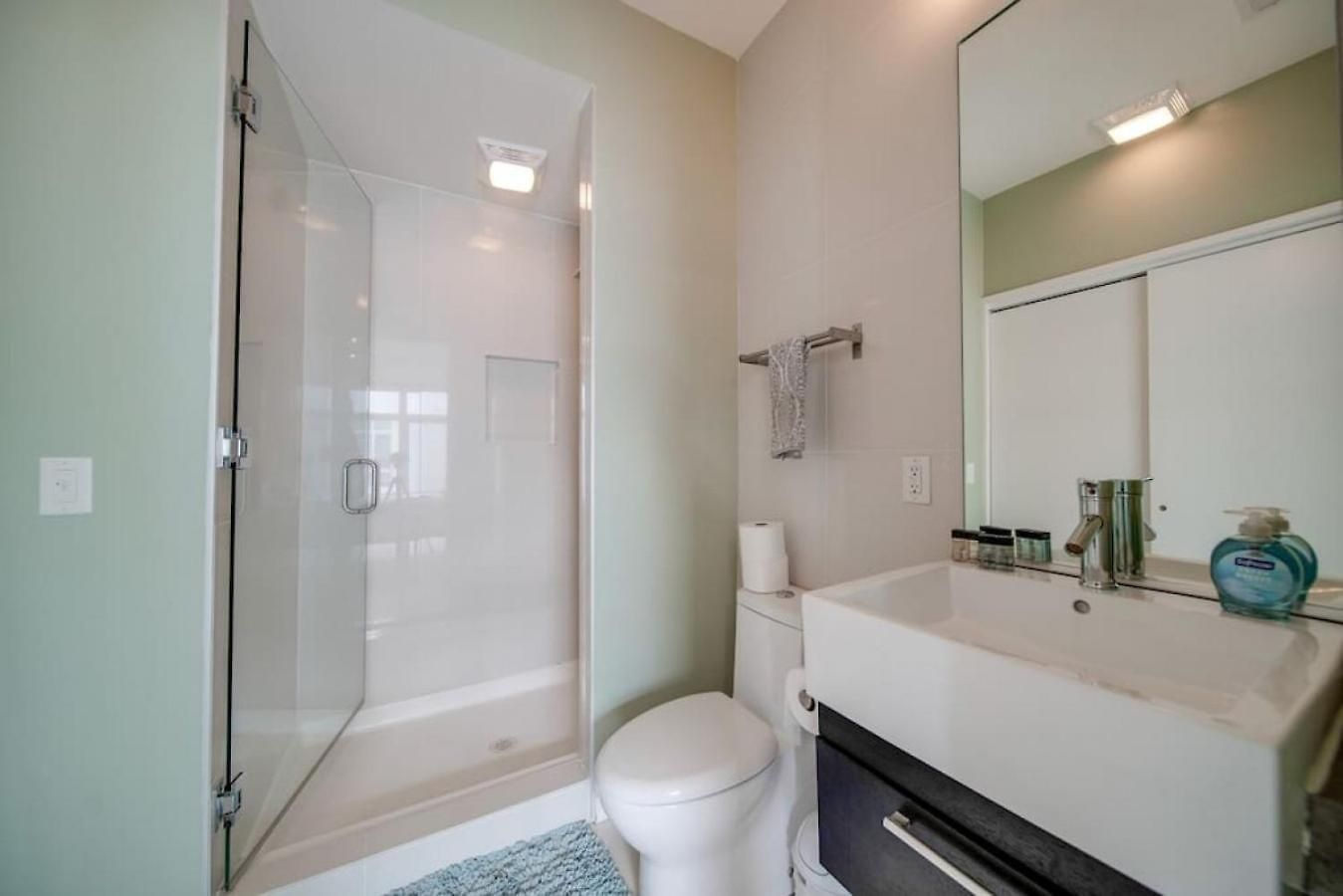 Sophisticated 3-story In Wesley Heights *