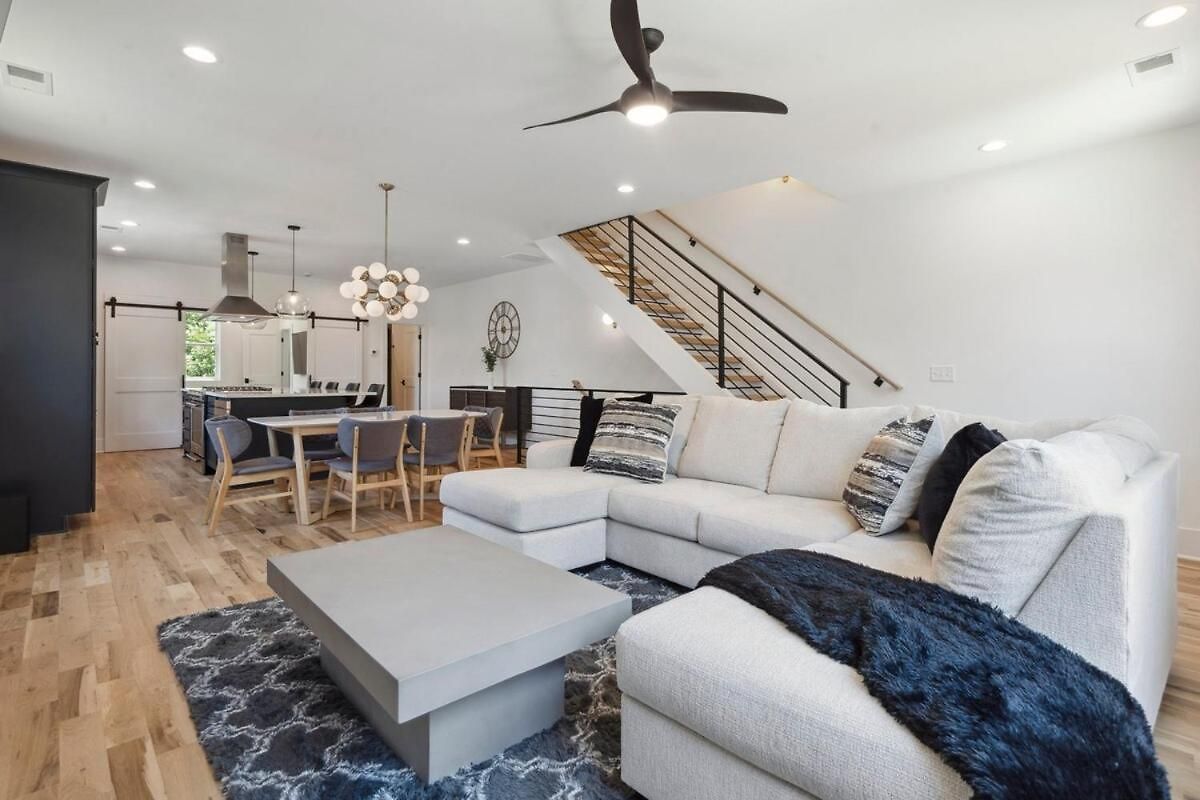 Holiday home Luxury Build - King Beds - Minutes To Uptown