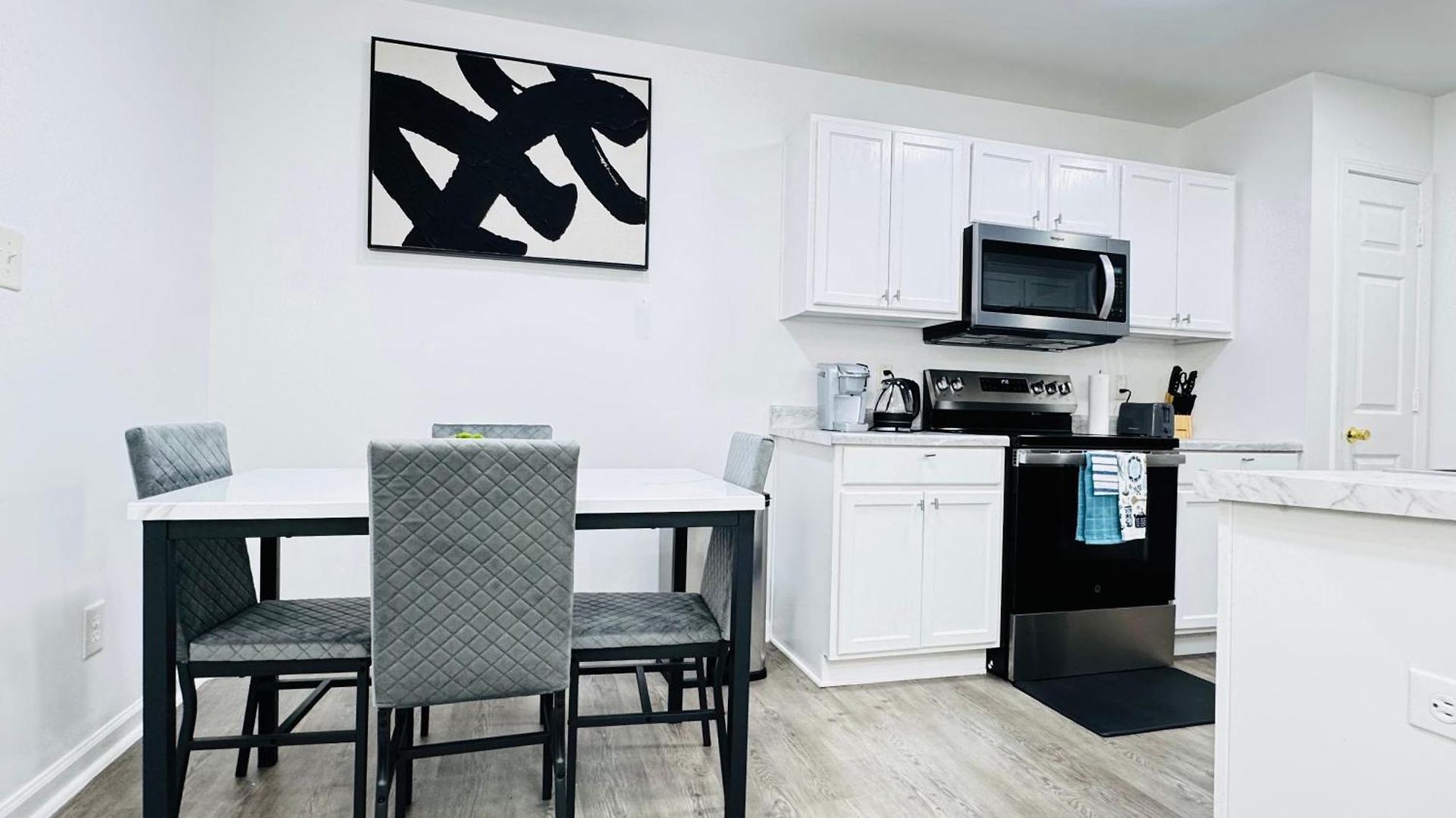 Cozy Escape, Private In With Shared Common Spaces *