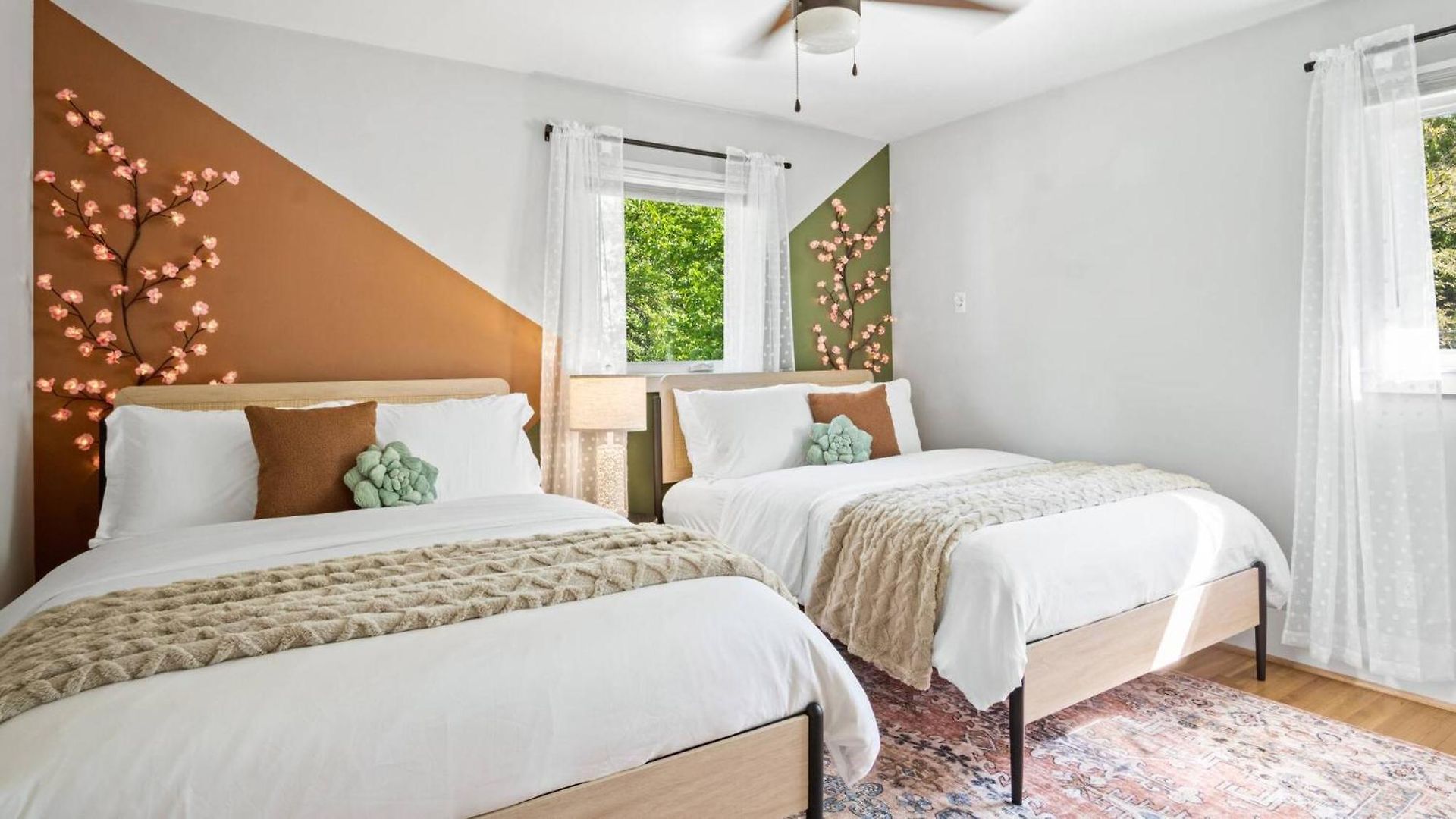 Holiday home 4bd Cozy Getaway | Eclectic, Central, Near Airport