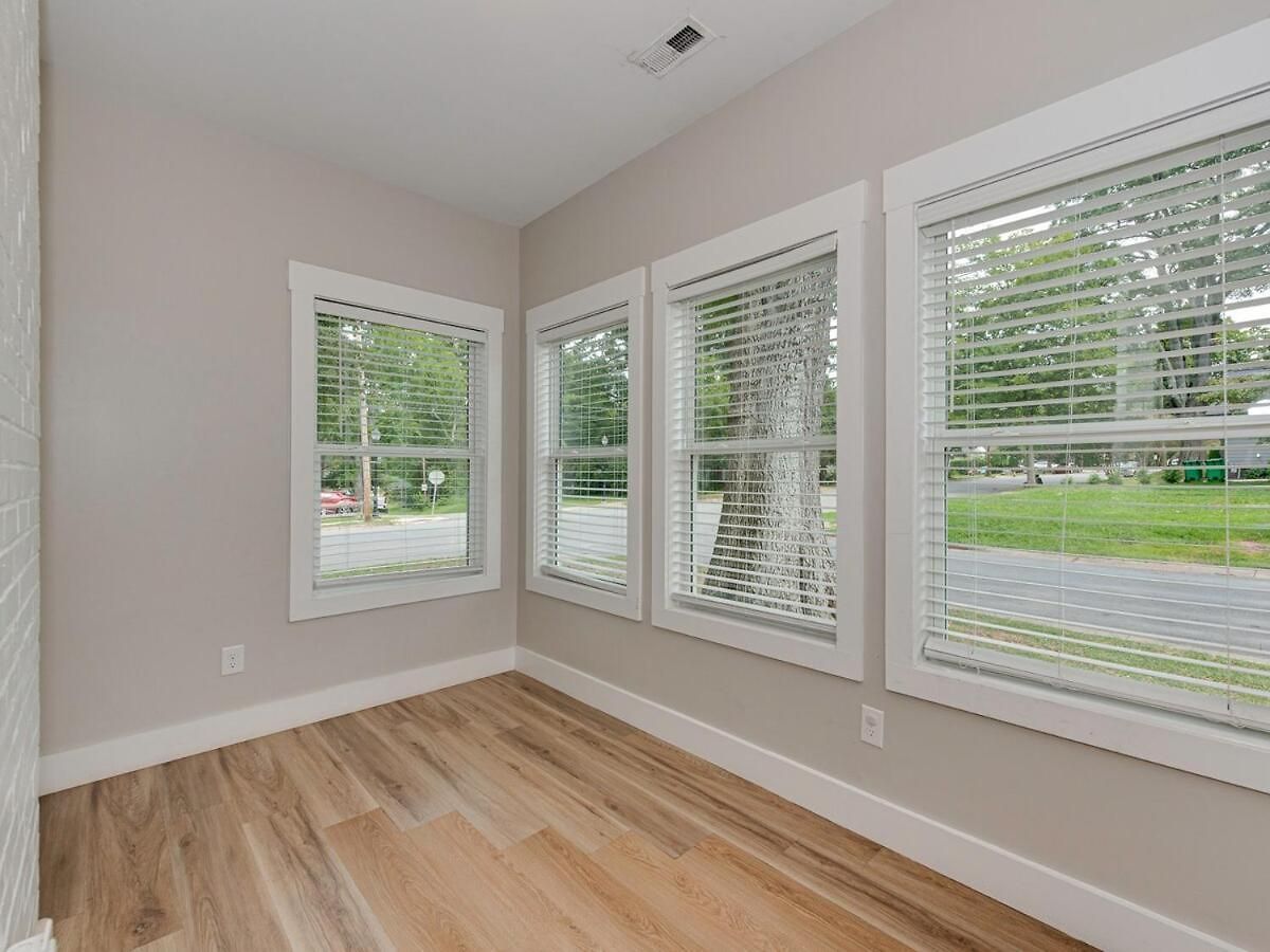 4 Bedroom With Hot Tub, Corn Hole, & Smart Tv! Minutes To Uptown, Airport, Dining And Entertainment -
