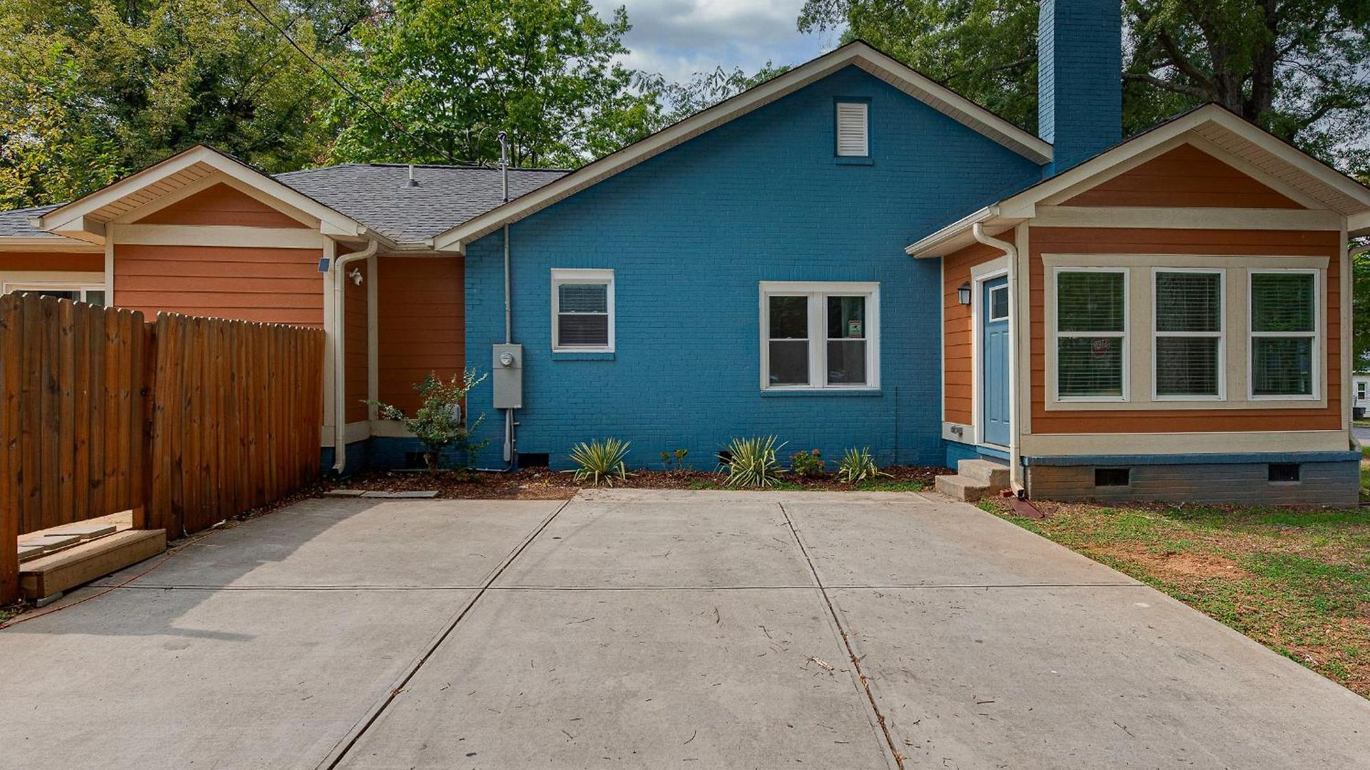 4 Bedroom With Hot Tub, Corn Hole, & Smart Tv! Minutes To Uptown, Airport, Dining And Entertainment - *