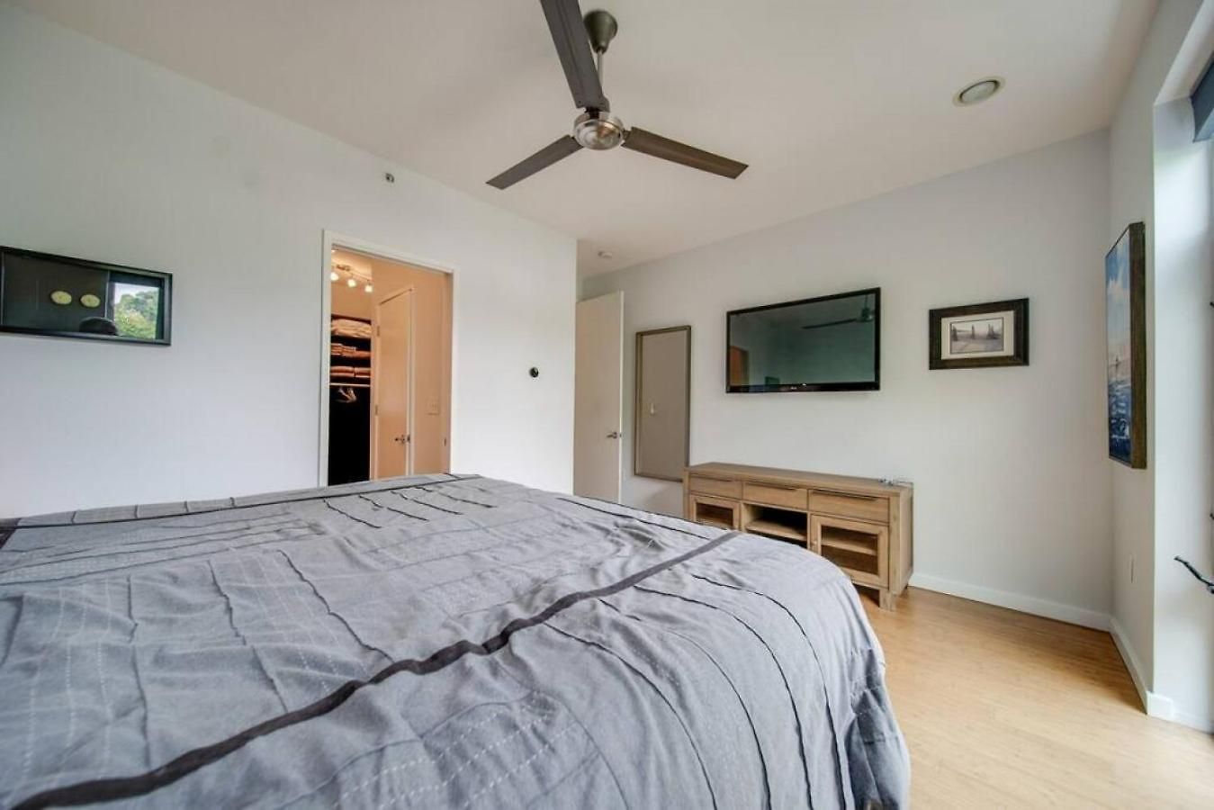 Sophisticated 3-story In Wesley Heights